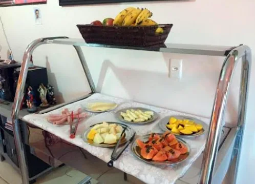 Buffet de café da manhã com frutas frescas, frios e queijos