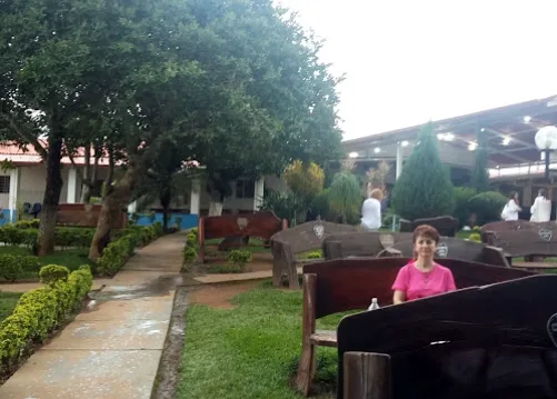 Jardim do centro espiritual com bancos de madeira